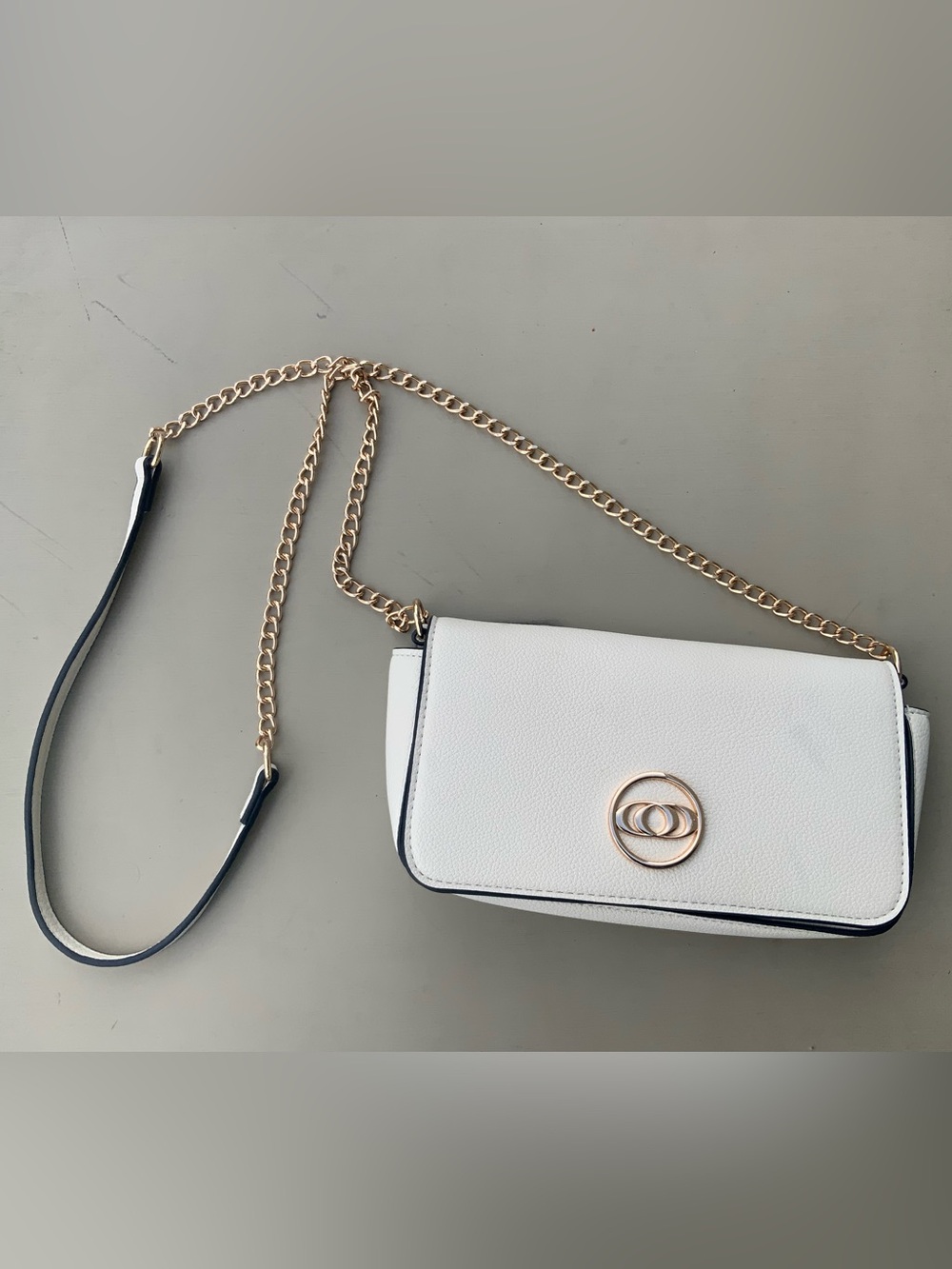 White crossbody bag with gold chain in perfect condition! Glitzall